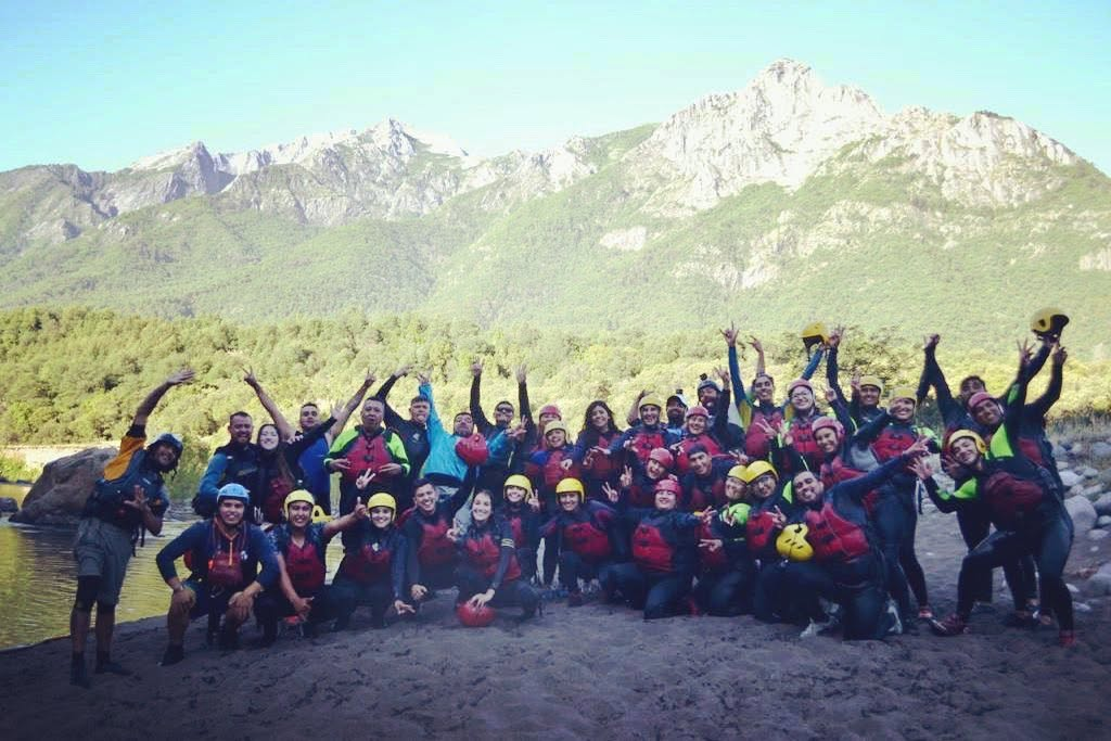 Equipo Ñuble Rafting junto al río