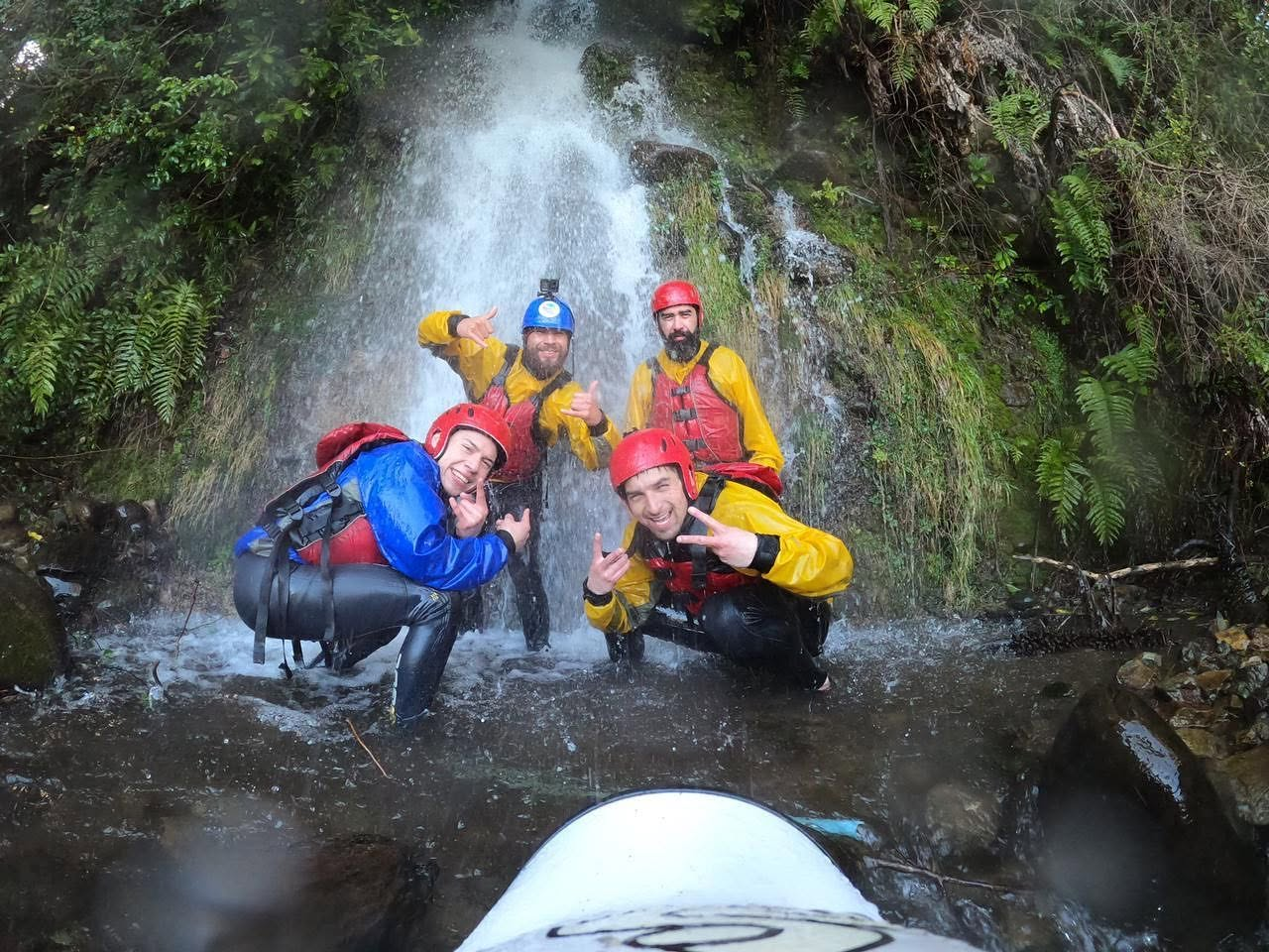 Equipo bajo una cascada en la cordillera
